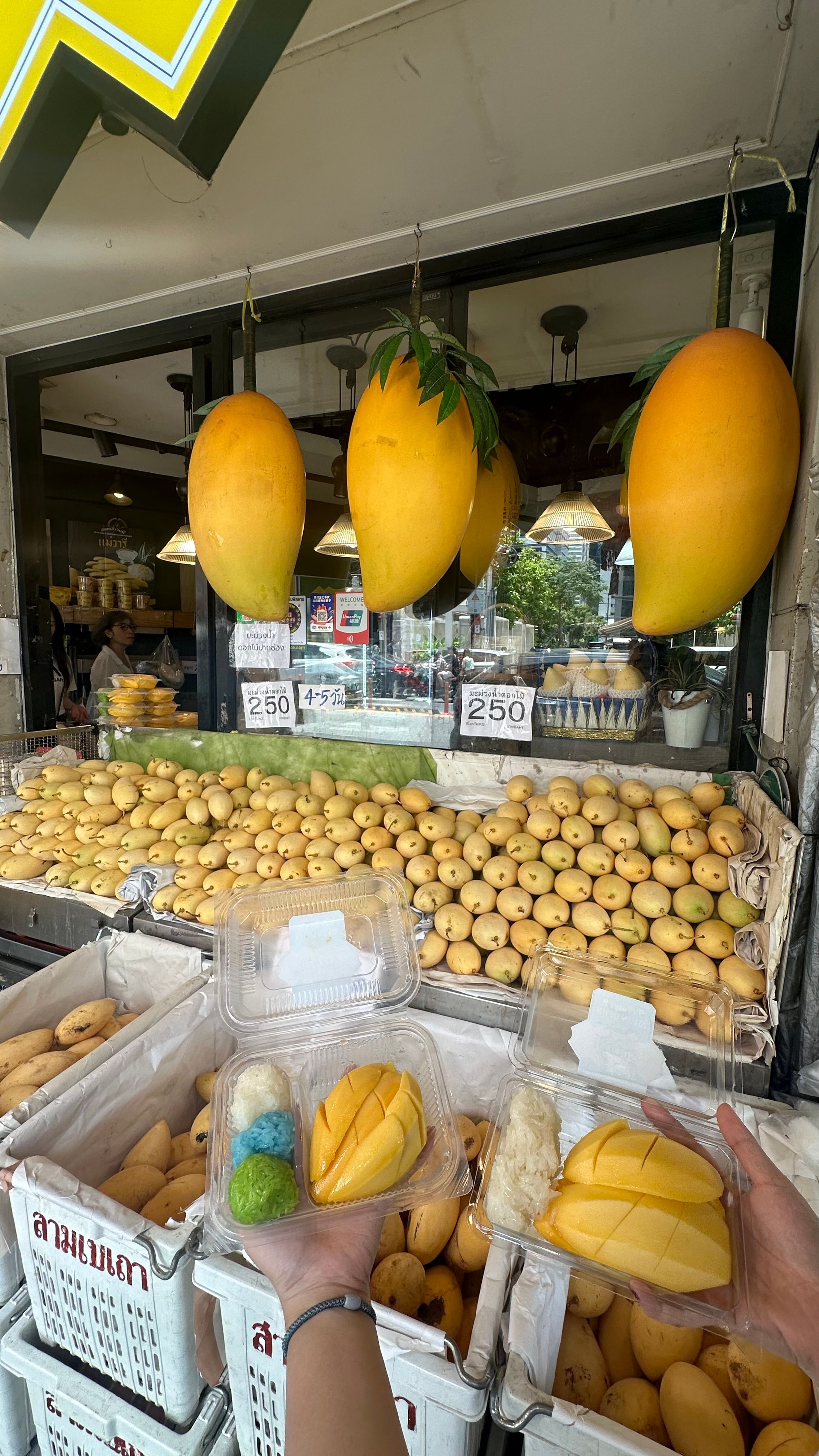 Mae Varee 芒果糯米飯.jpeg