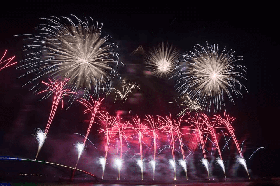 海上遊船煙火秀